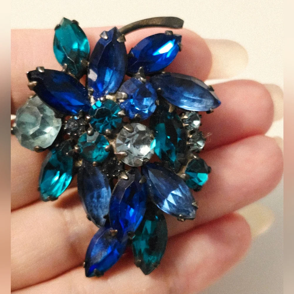 vintage Albert Weiss deep blue green cluster rhinestone Leaf Grape brooch